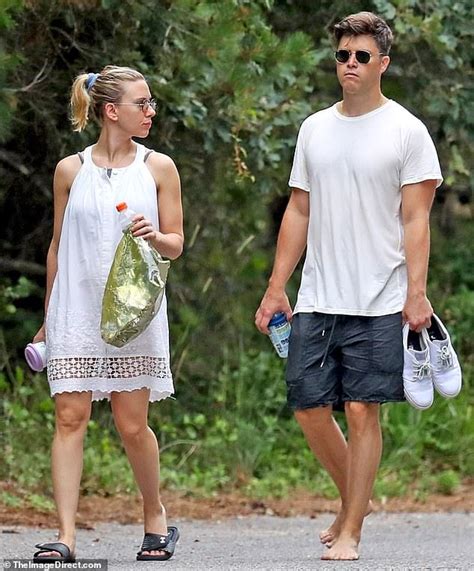 Scarlett Johansson, Colin Jost Take a Beachside Stroll in The。